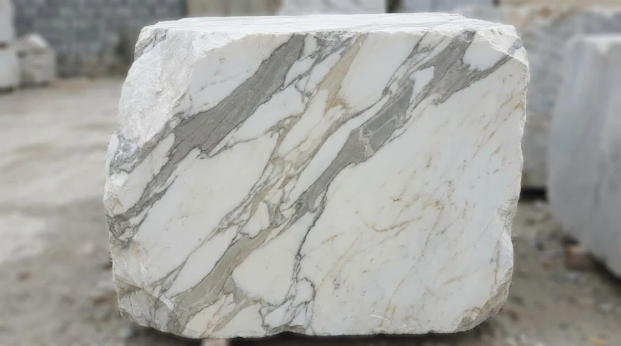 mramor-koelga-v-blokah